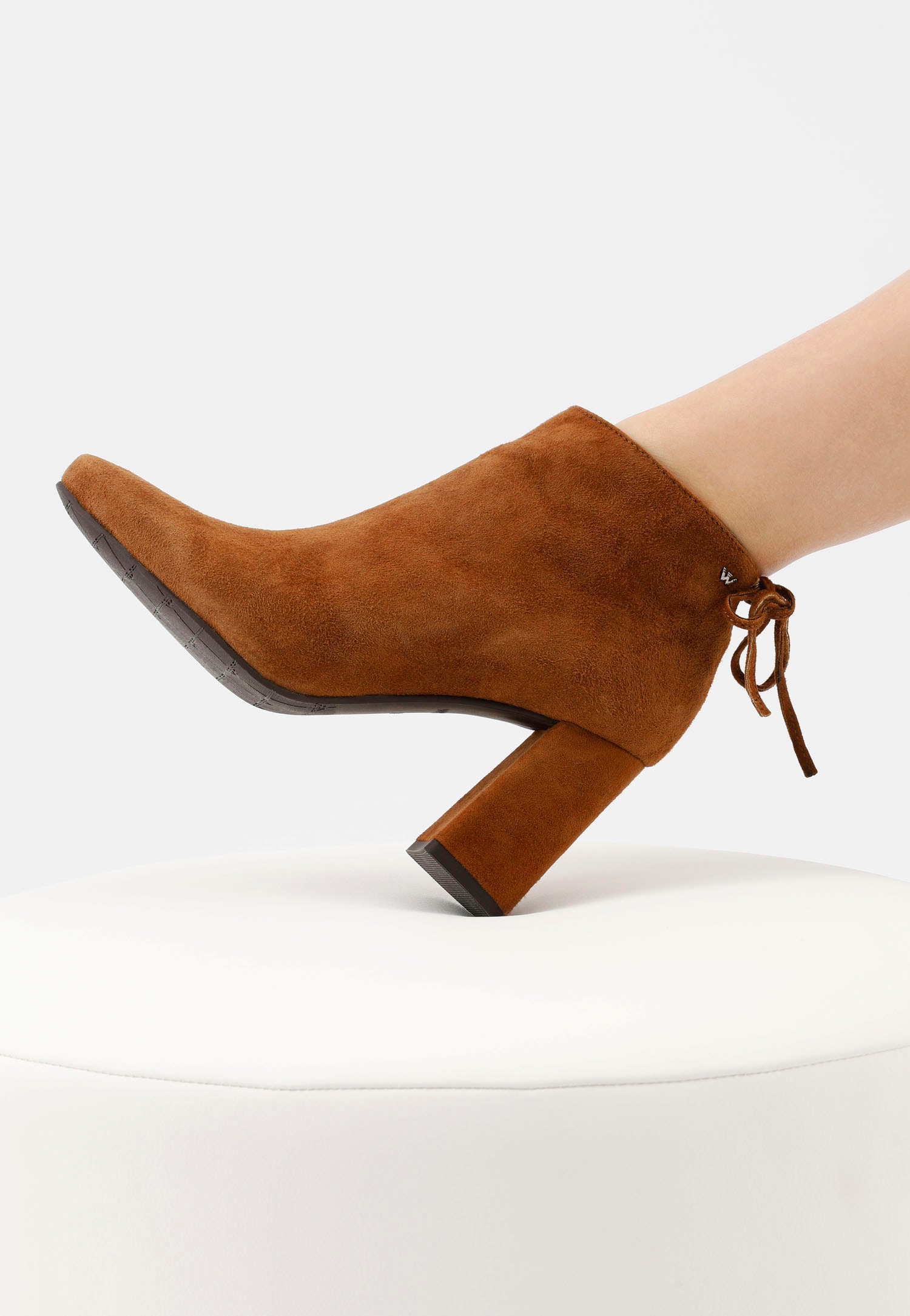 Czarne skórzane botki damskie na słupku z noskiem w szpic