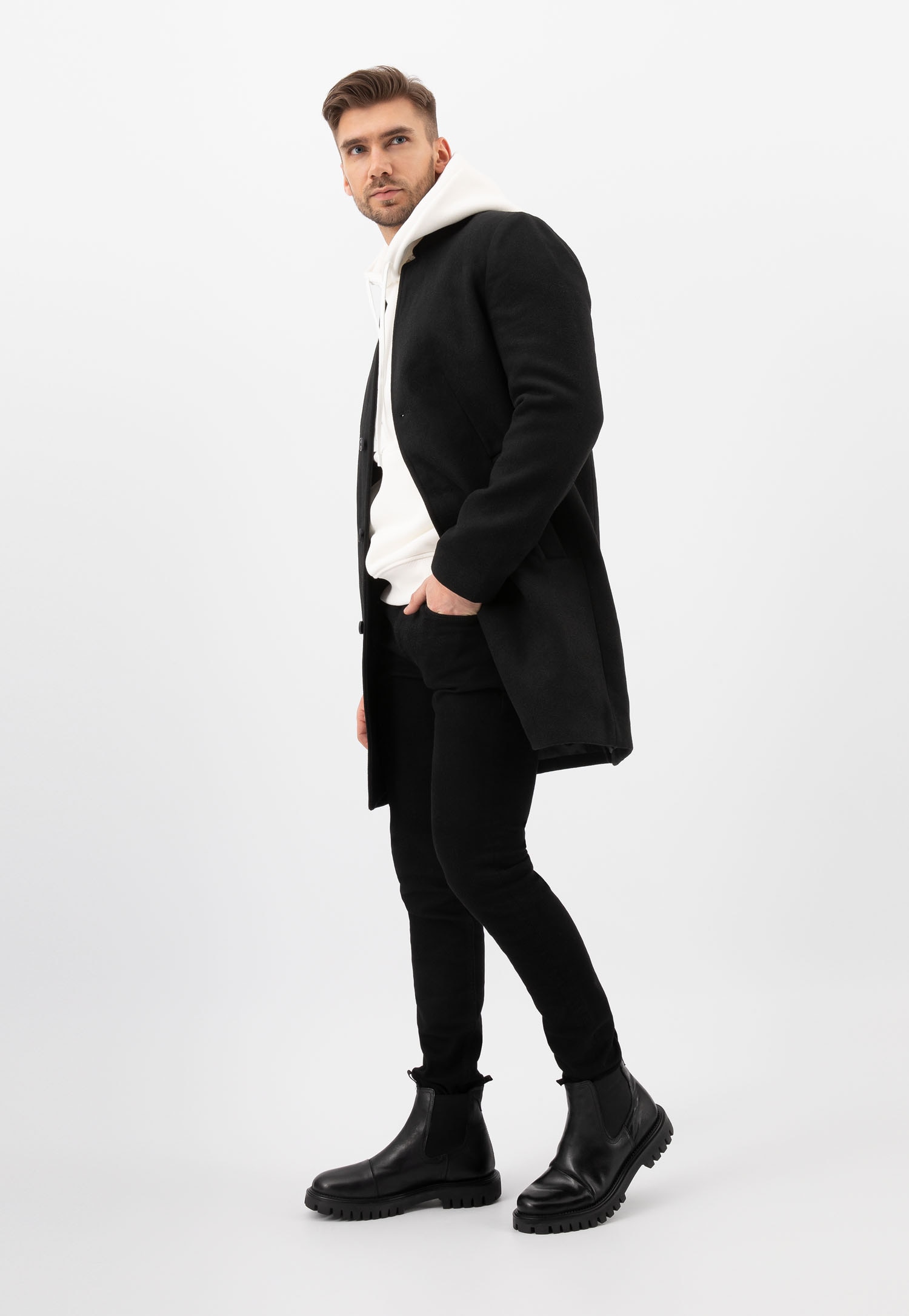 Czarne skórzane sztyblety męskie z podeszwą na bieżniku