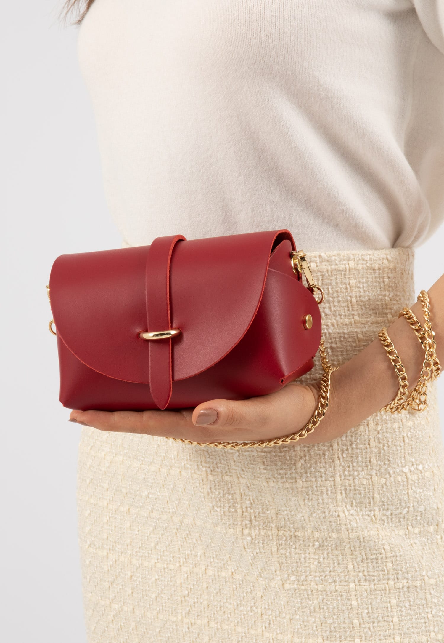 Mała czerwona torebka damska na łańcuszku