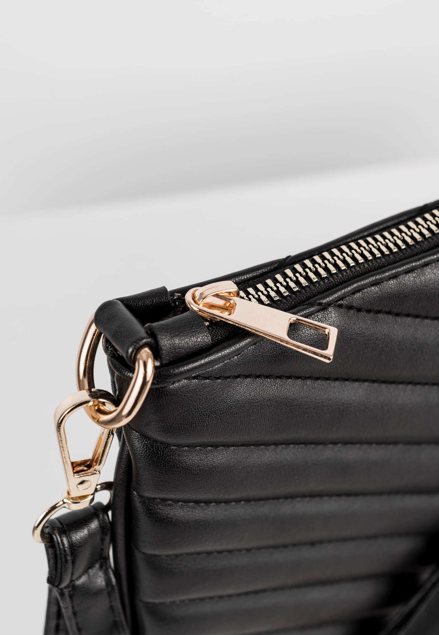 WJS czarne etui pikowane w jodełkę