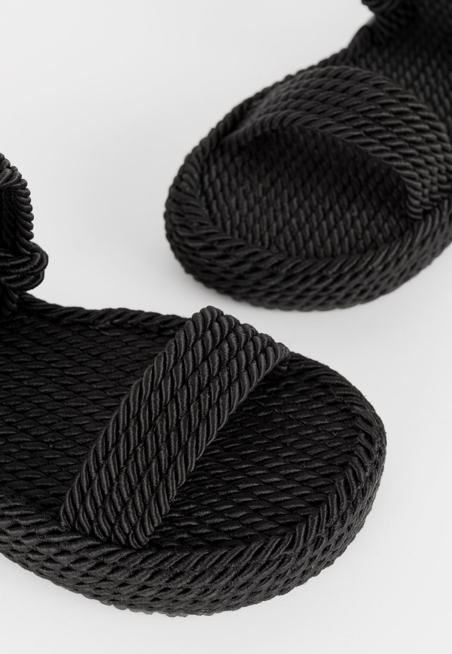 WJS czarne płaskie sandały damskie z ozdobnymi paskami