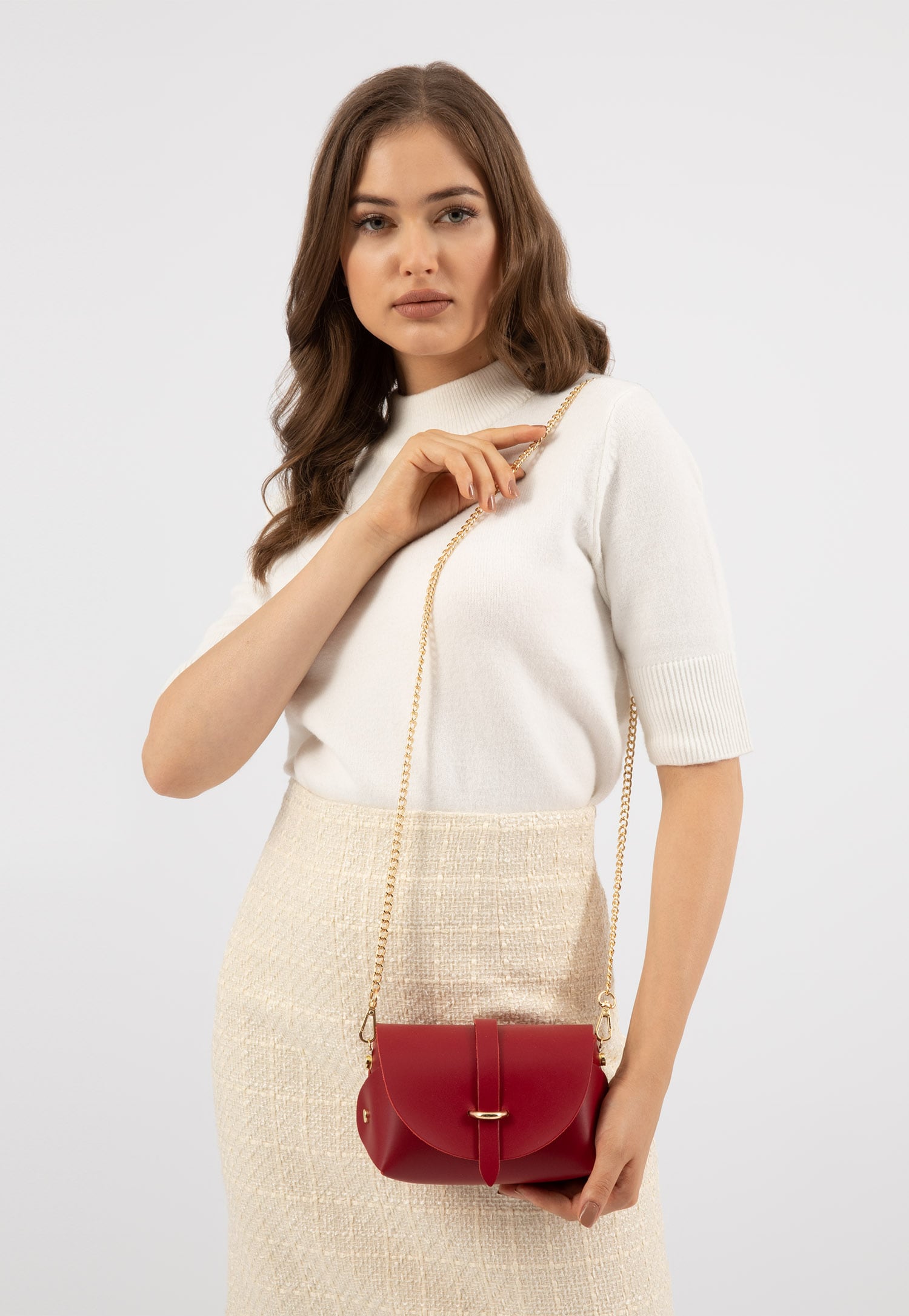 Mała czerwona torebka damska na łańcuszku