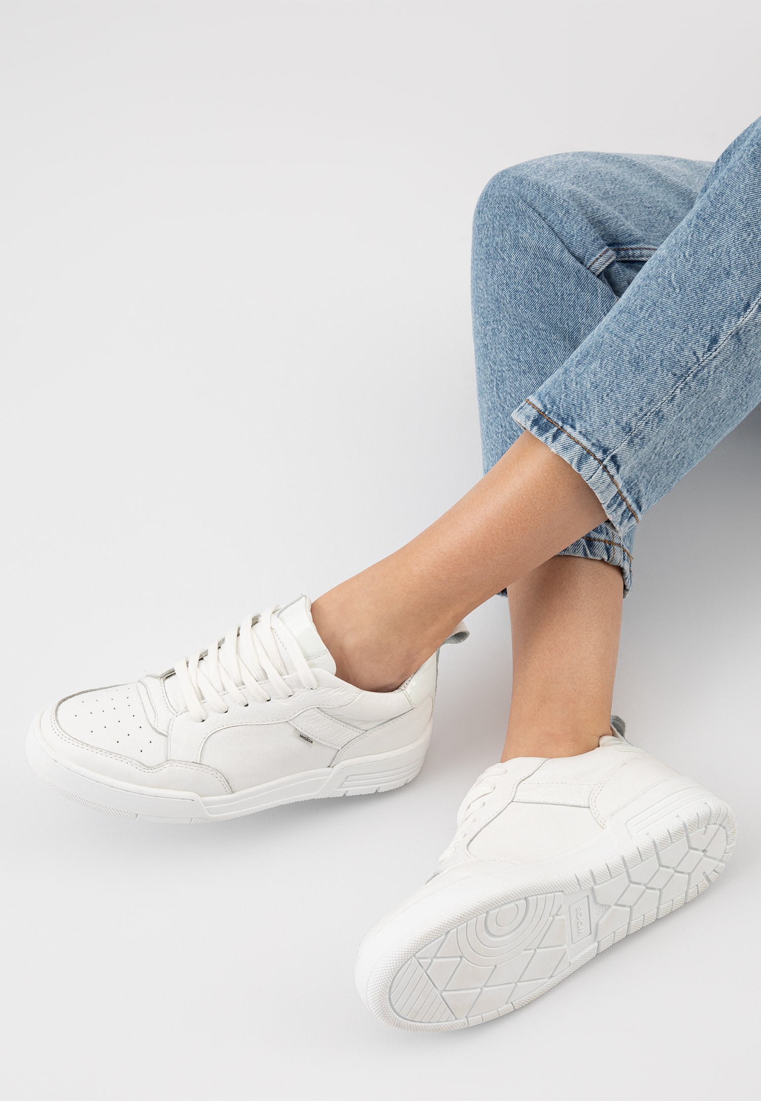 Białe trampki z szarymi elementami