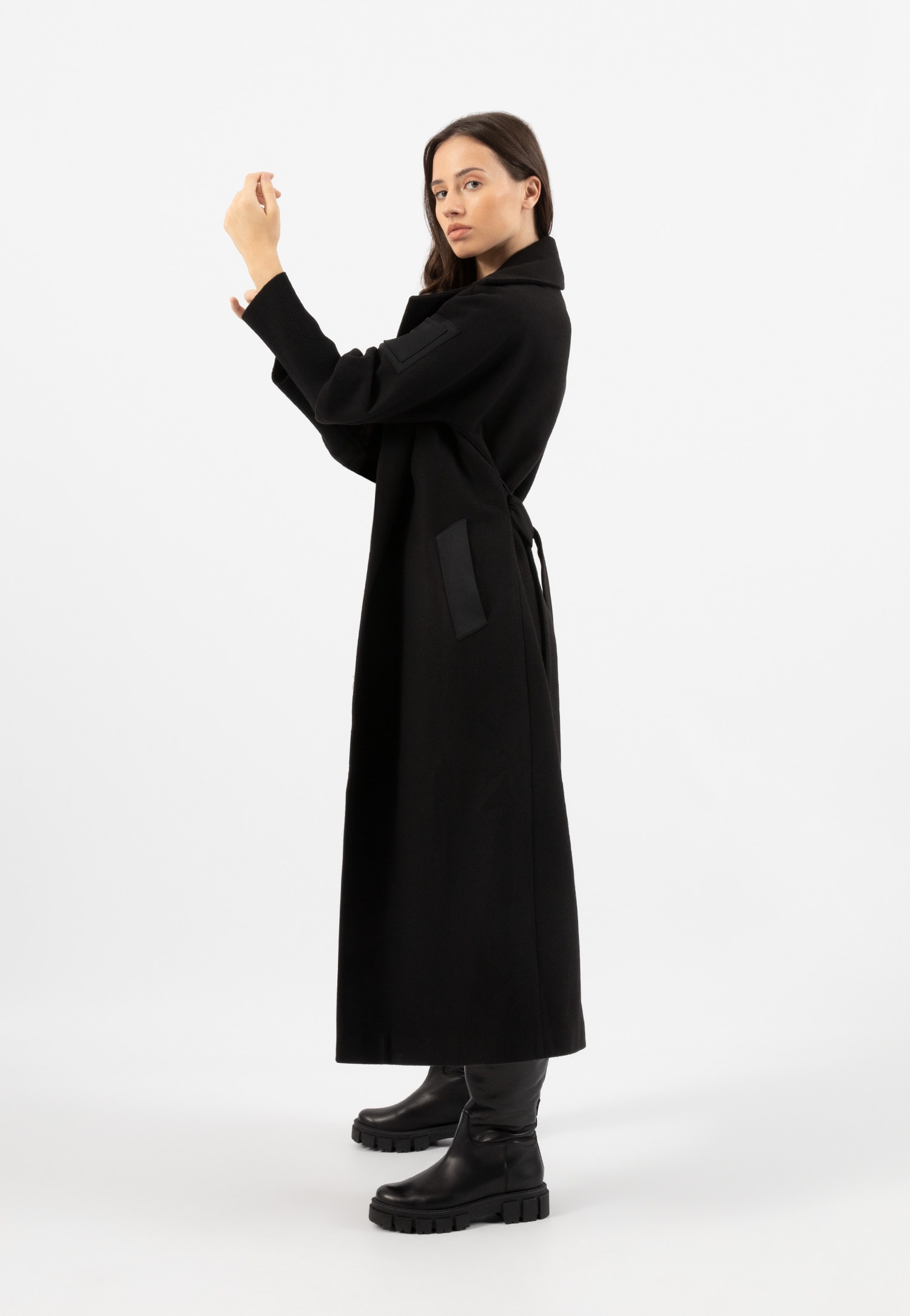 RELAKS czarny płaszcz damski z oryginalnymi rękawami