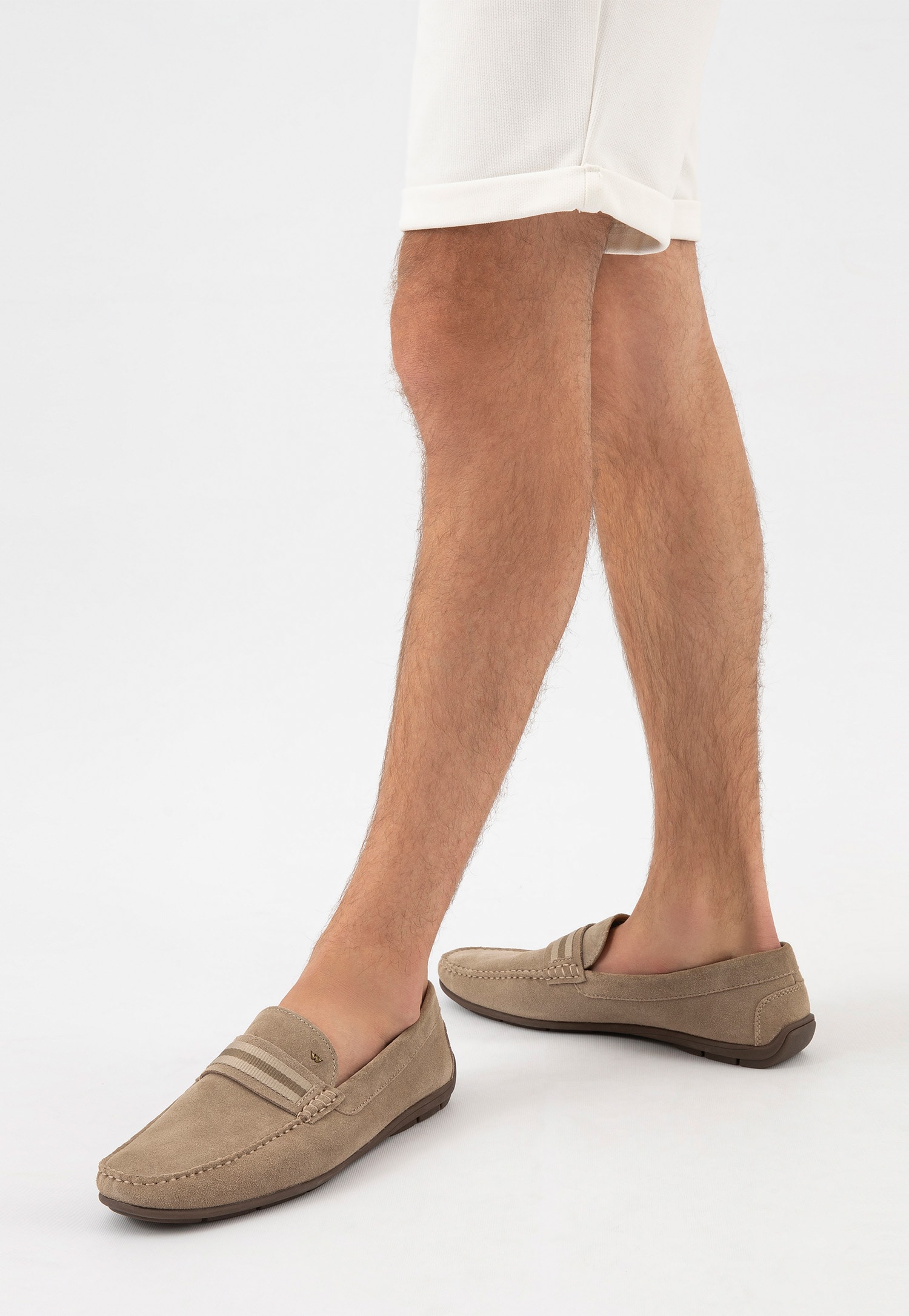 Beżowe mokasyny męskie z ozdobną wstawką z przodu