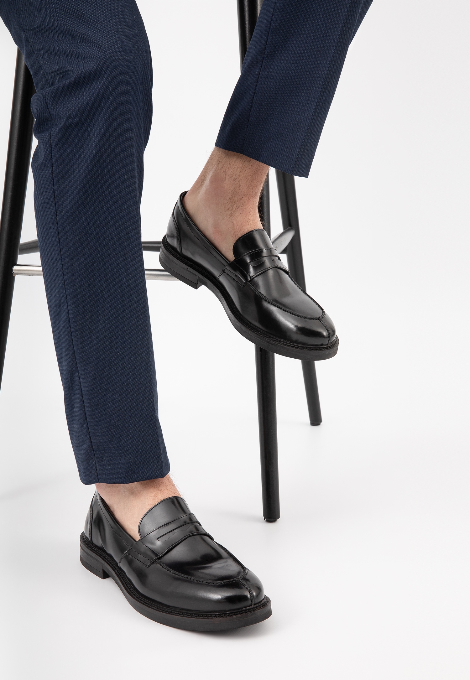 Czarne lakierowane mokasyny męskie typu penny loafers