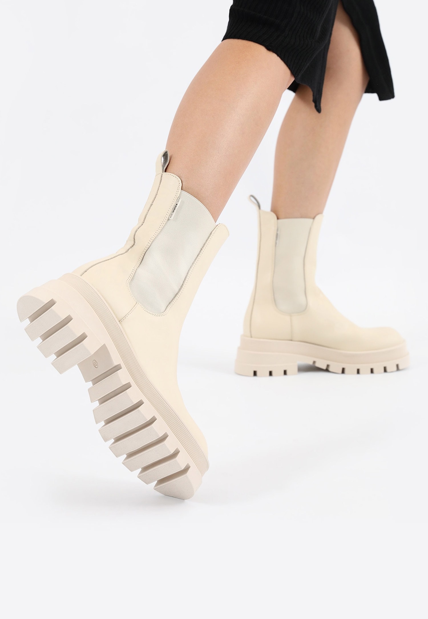 Beżowe designerskie botki damskie z wysoką cholewką