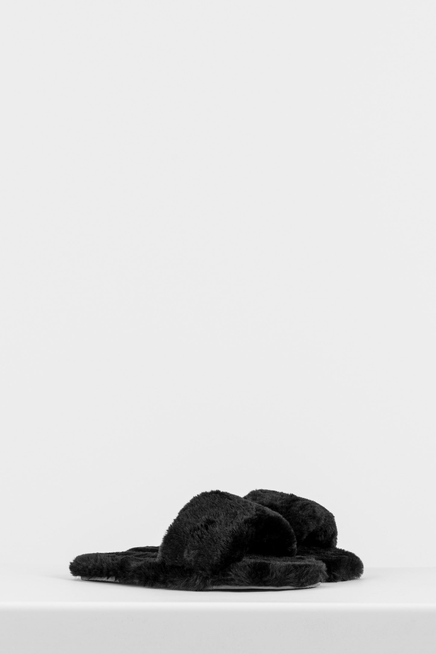 WJS puchate czarne kapcie na płaskiej podeszwie