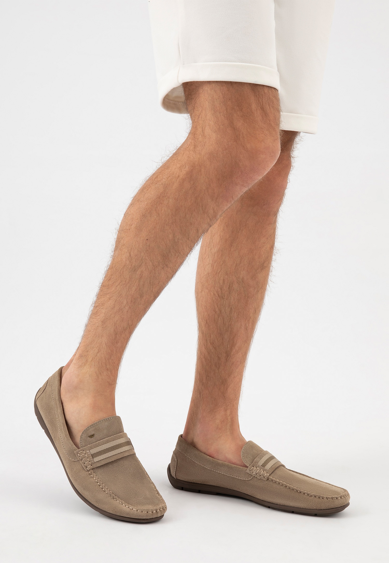 Beżowe mokasyny męskie z ozdobną wstawką z przodu