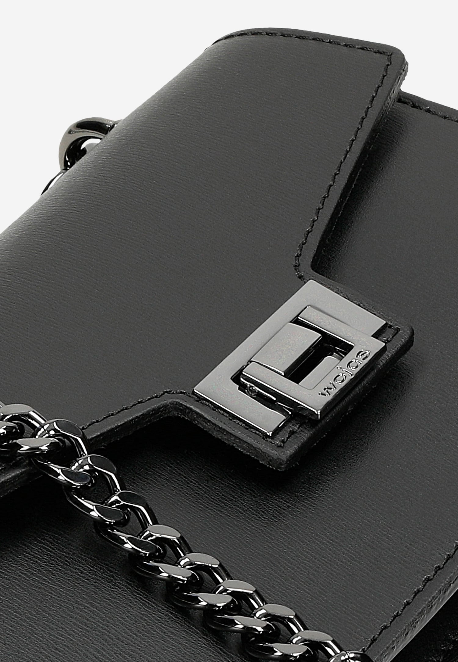 Czarna skórzana torebka damska z metalowym łańcuchem