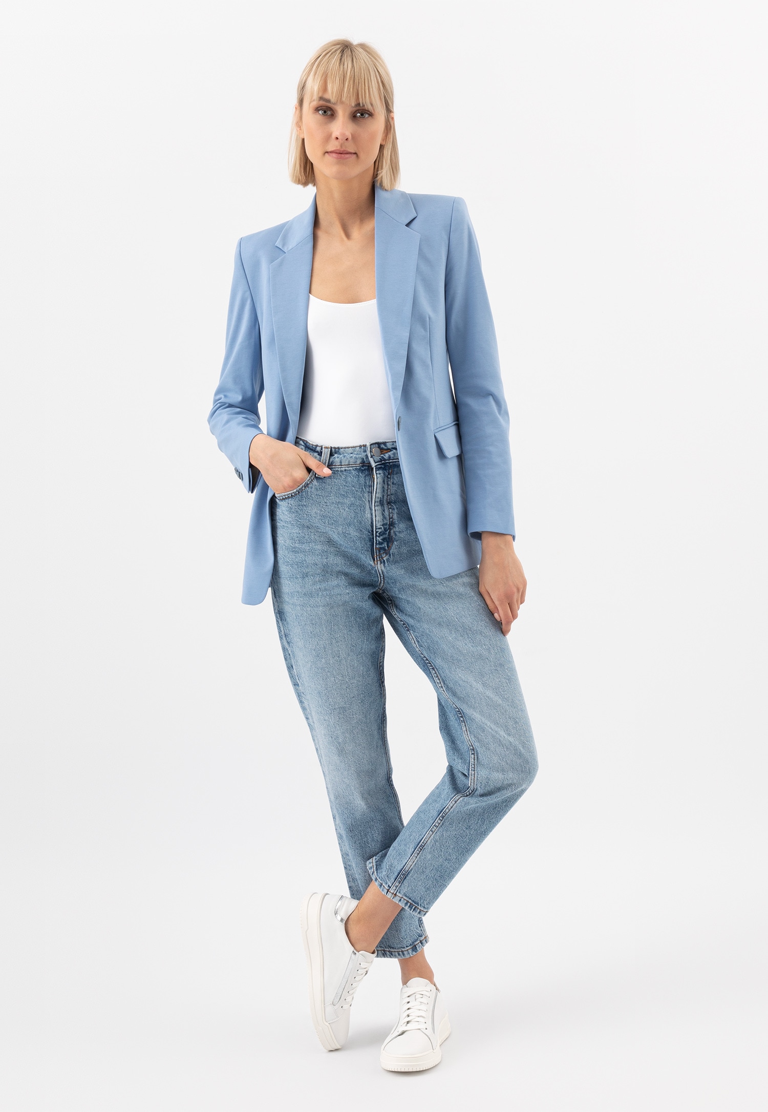 Białe trampki damskie z ozdobnymi srebrnymi elementami