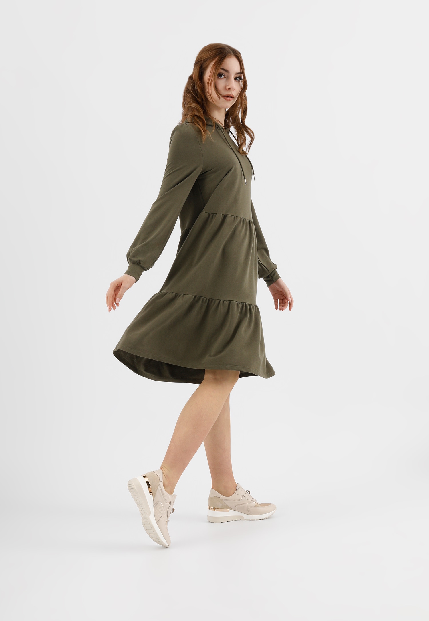 Beżowe sneakersy damskie ze złotymi elementami