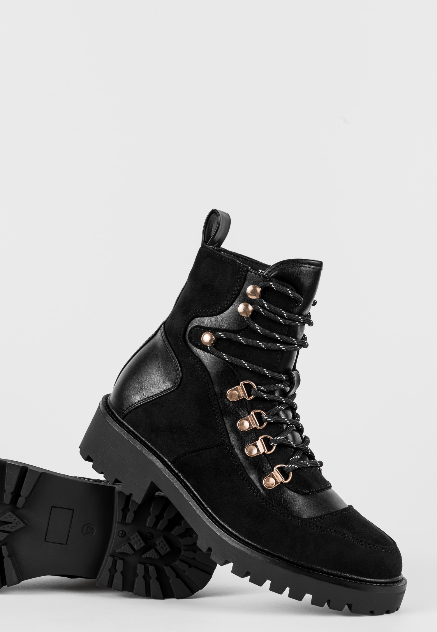 WJS czarne trzewiki damskie ze złotymi elementami