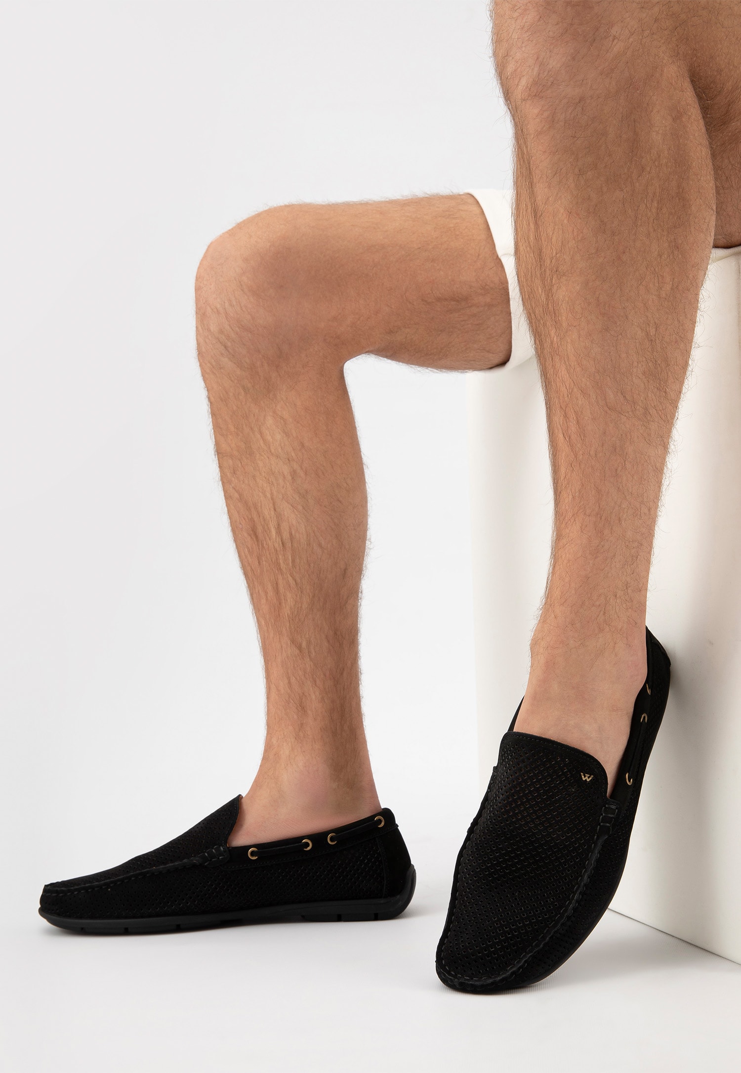 Granatowe mokasyny męskie z perforowaną skórą nubukową