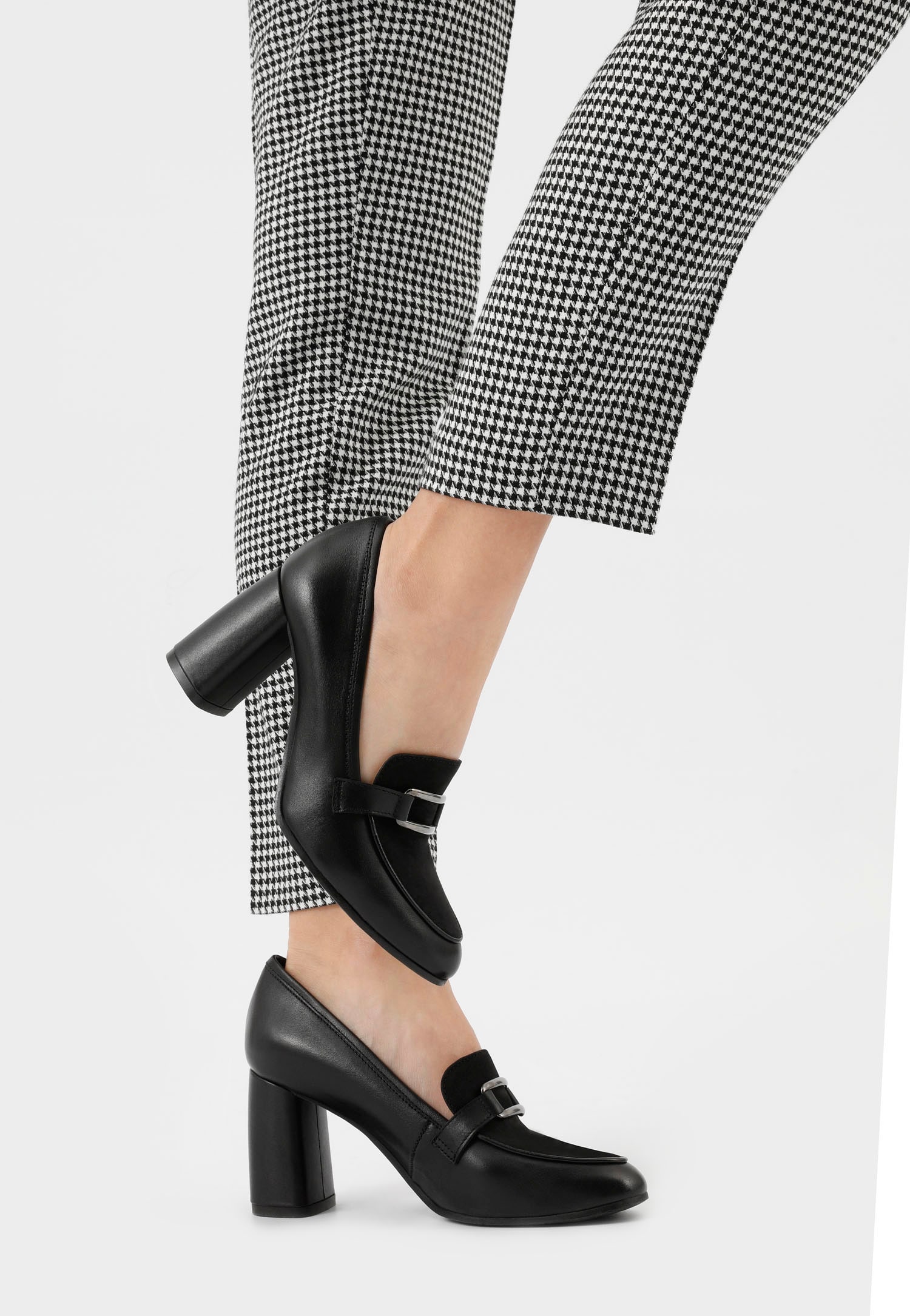 Czarne mokasyny damskie na obcasie w formie słupka