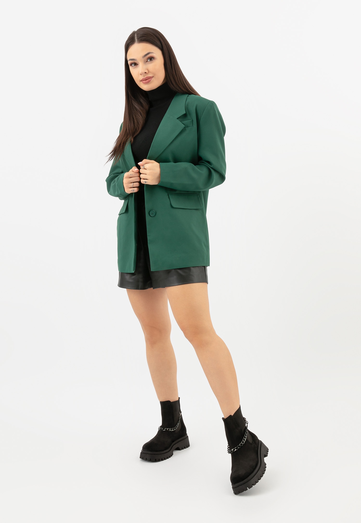 Beżowe botki damskie typu sztyblety ze złotym łańcuszkiem