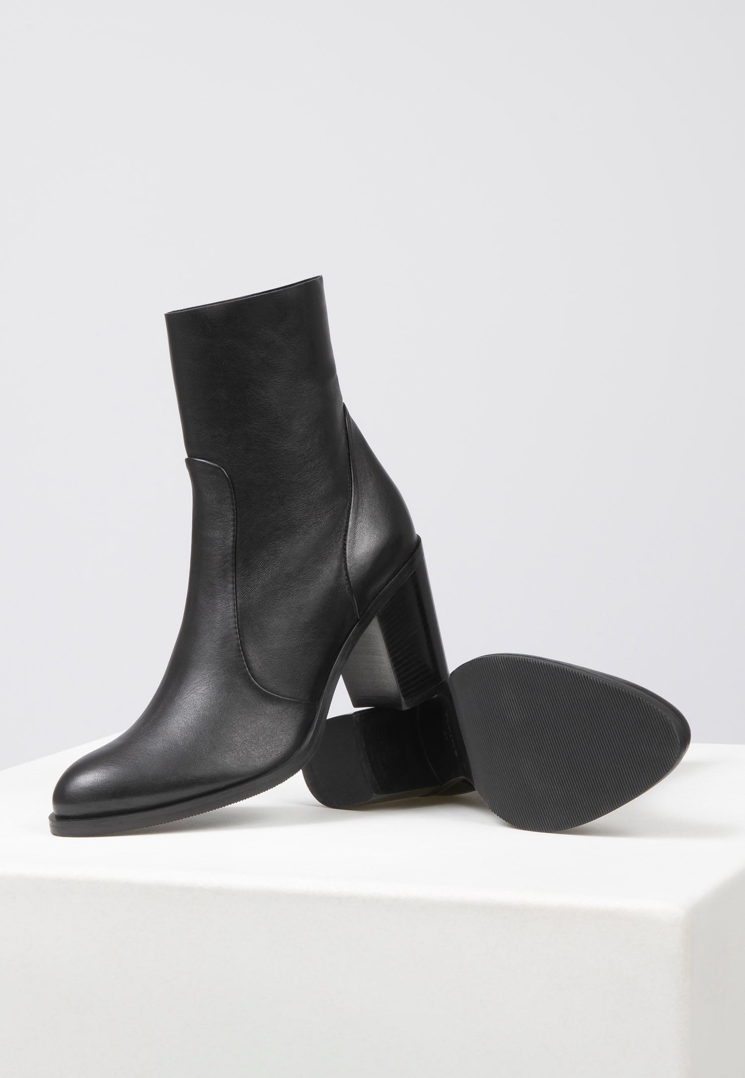 Czarne szykowne botki damskie PREMIUM ze skóry licowej