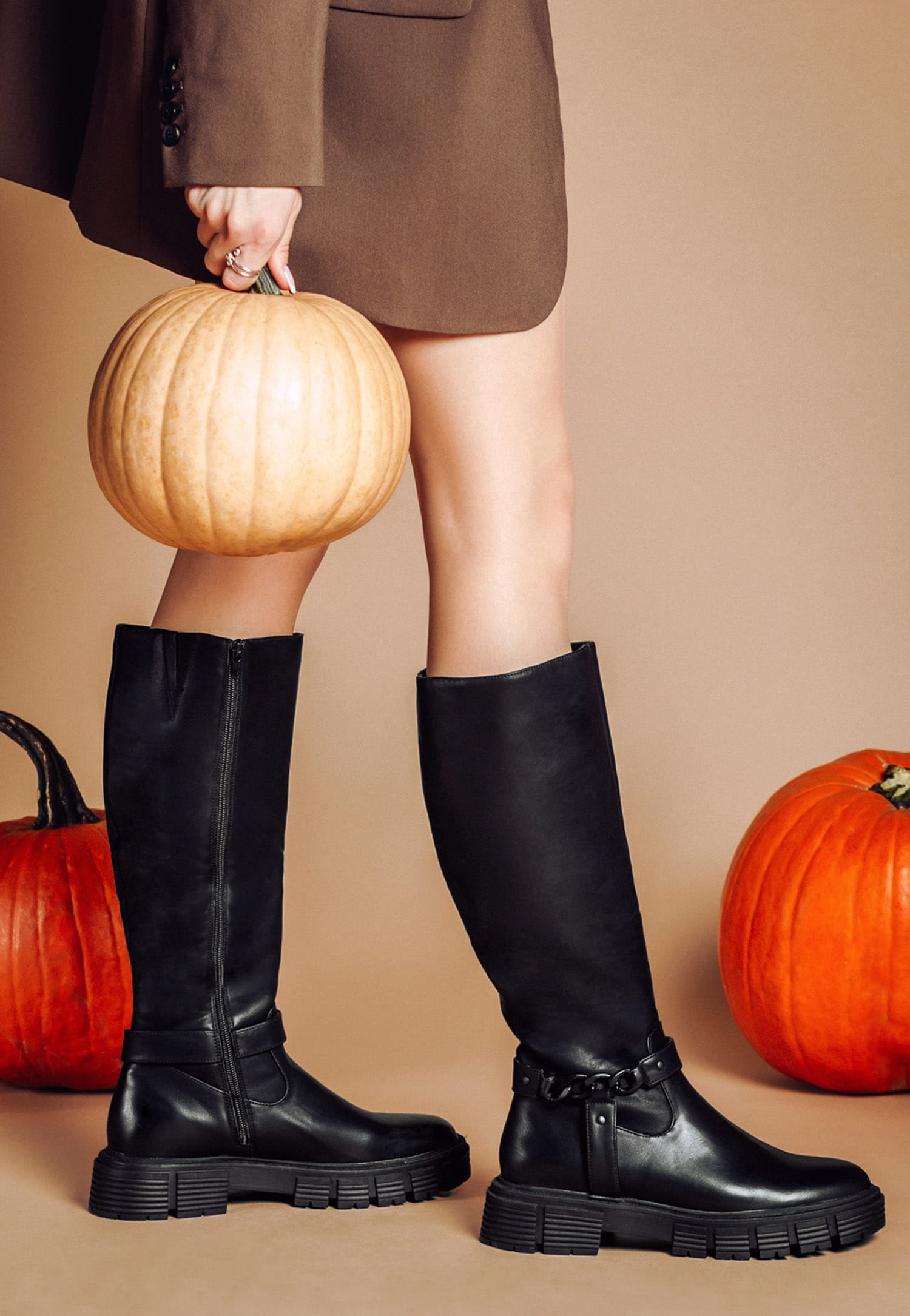 WJS czarne płaskie kozaki damskie z łańcuchem