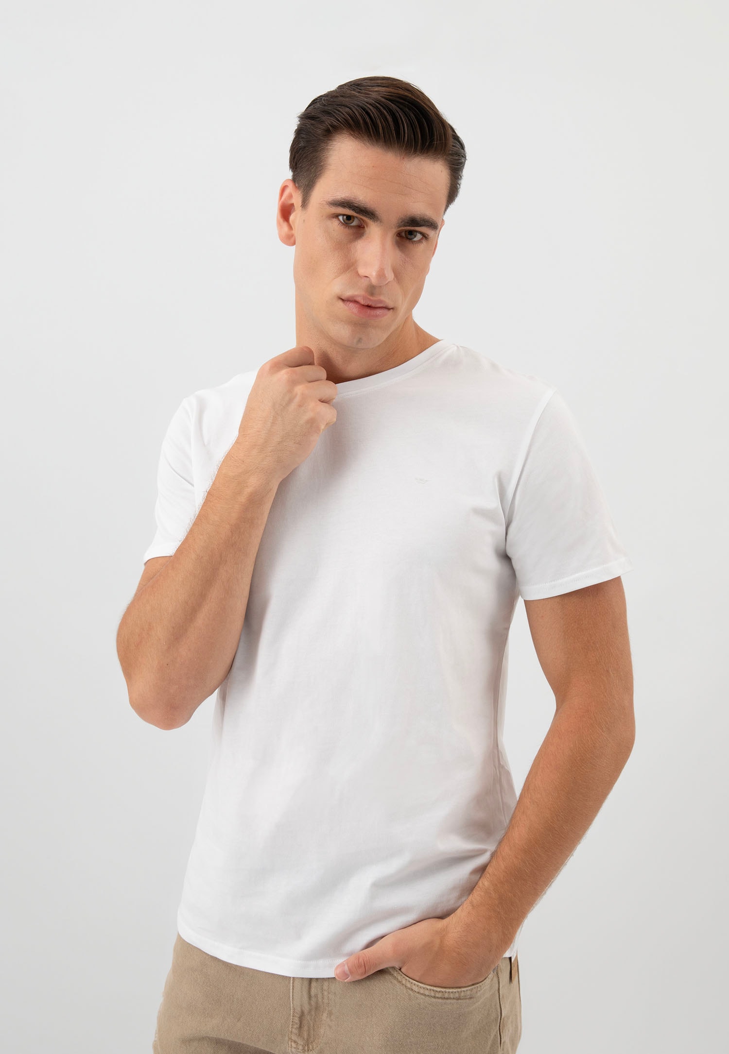 Czarna koszulka męska z dekoltem w serek