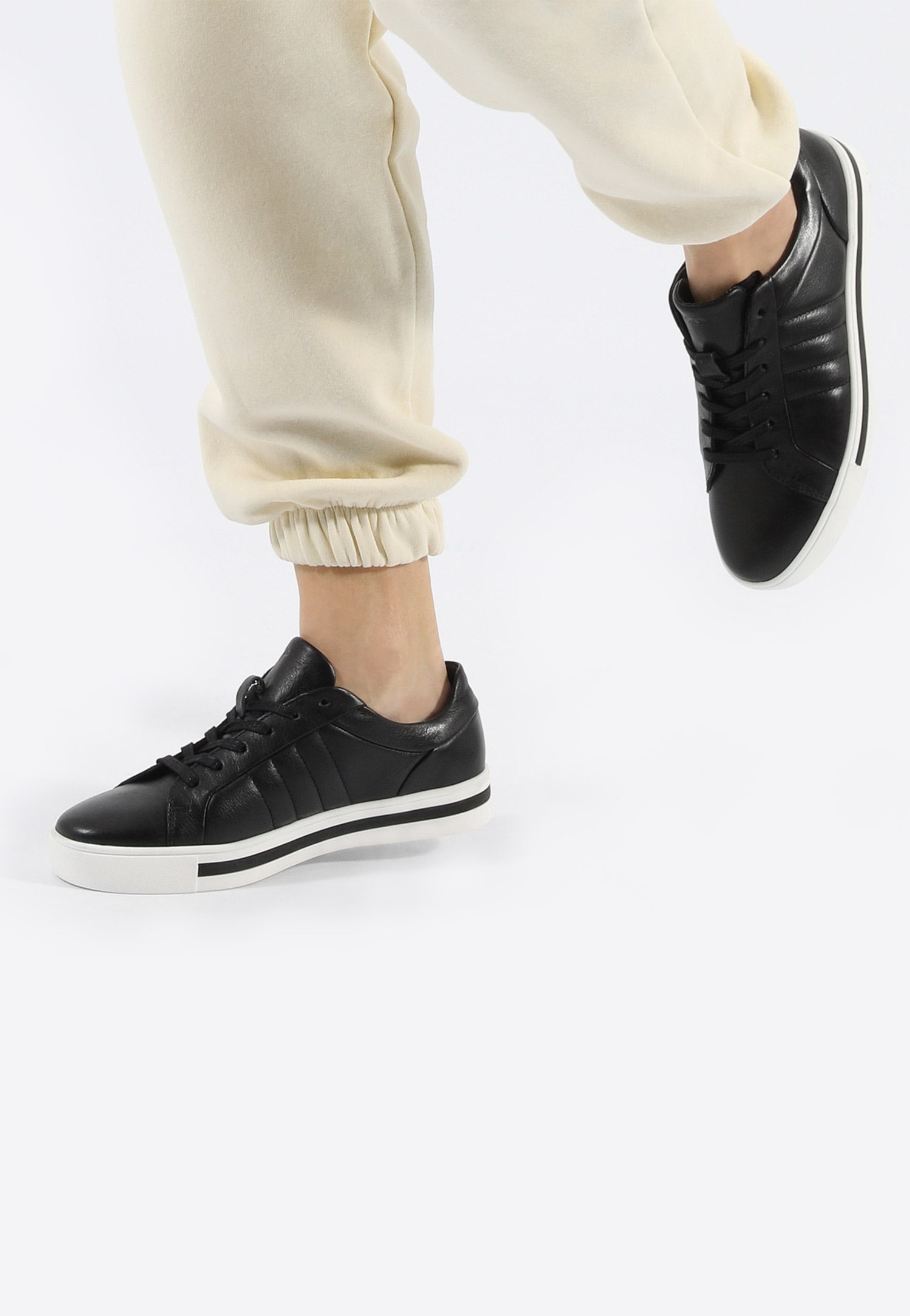 Białe trampki damskie ze skóry licowej