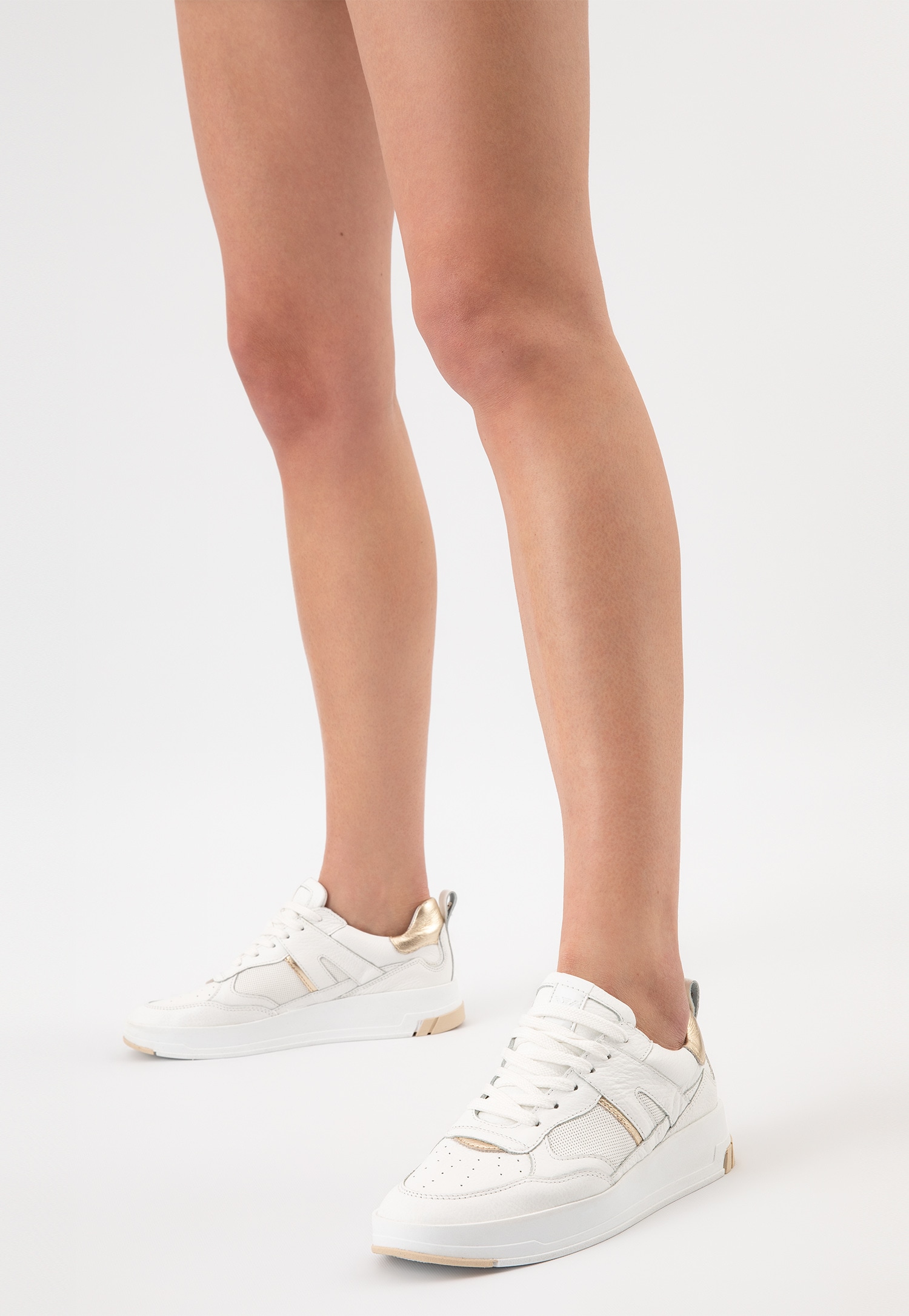 Białe skórzane trampki damskie ze złotymi akcentami