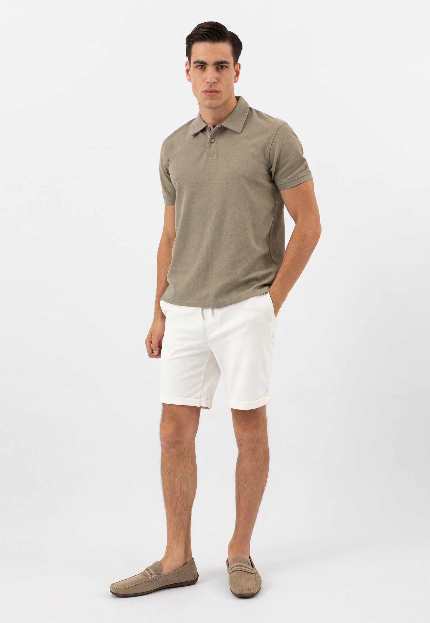 Beżowe mokasyny męskie z ozdobną wstawką z przodu