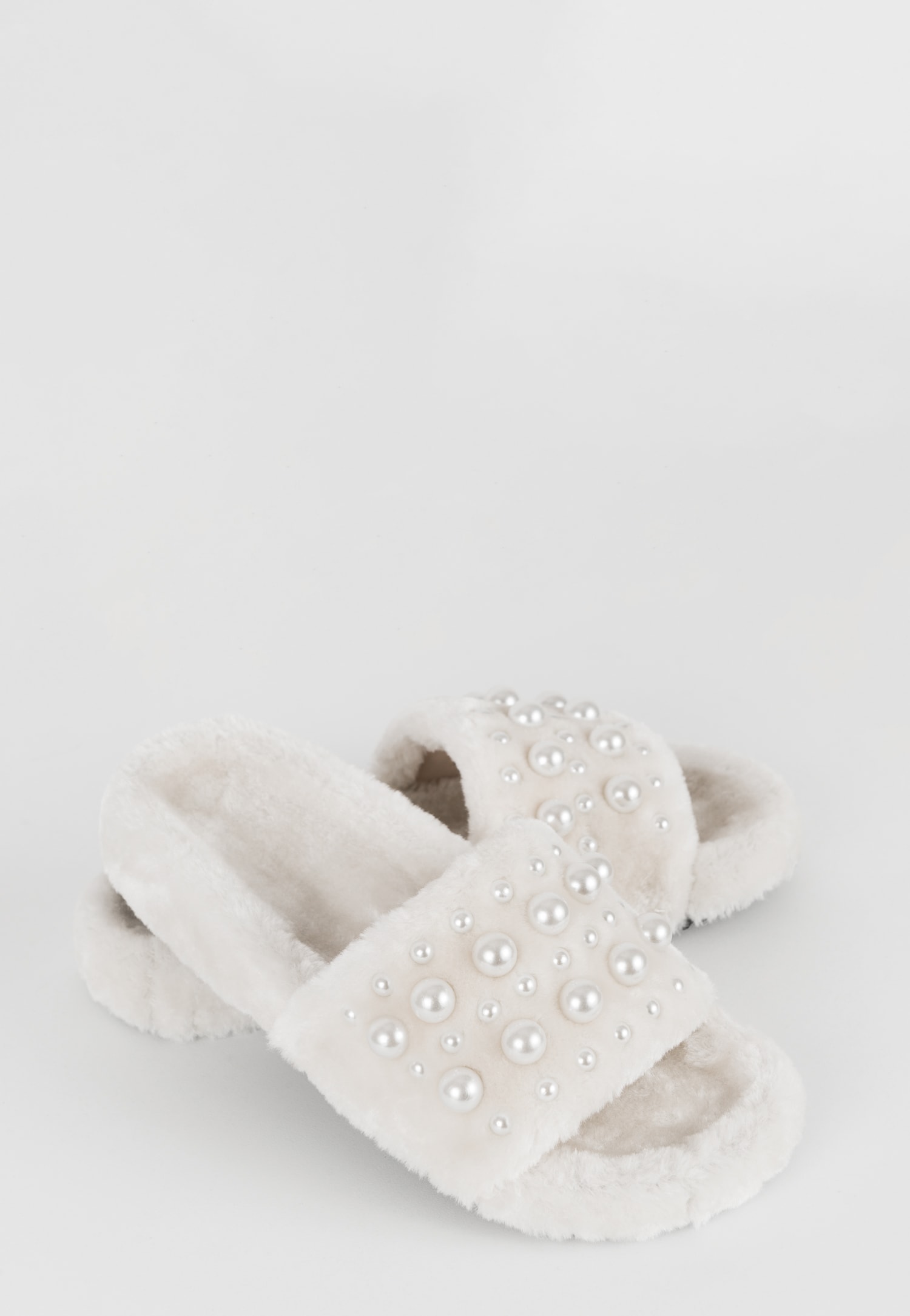 WJS puchate kapcie damskie off-white z perełkami