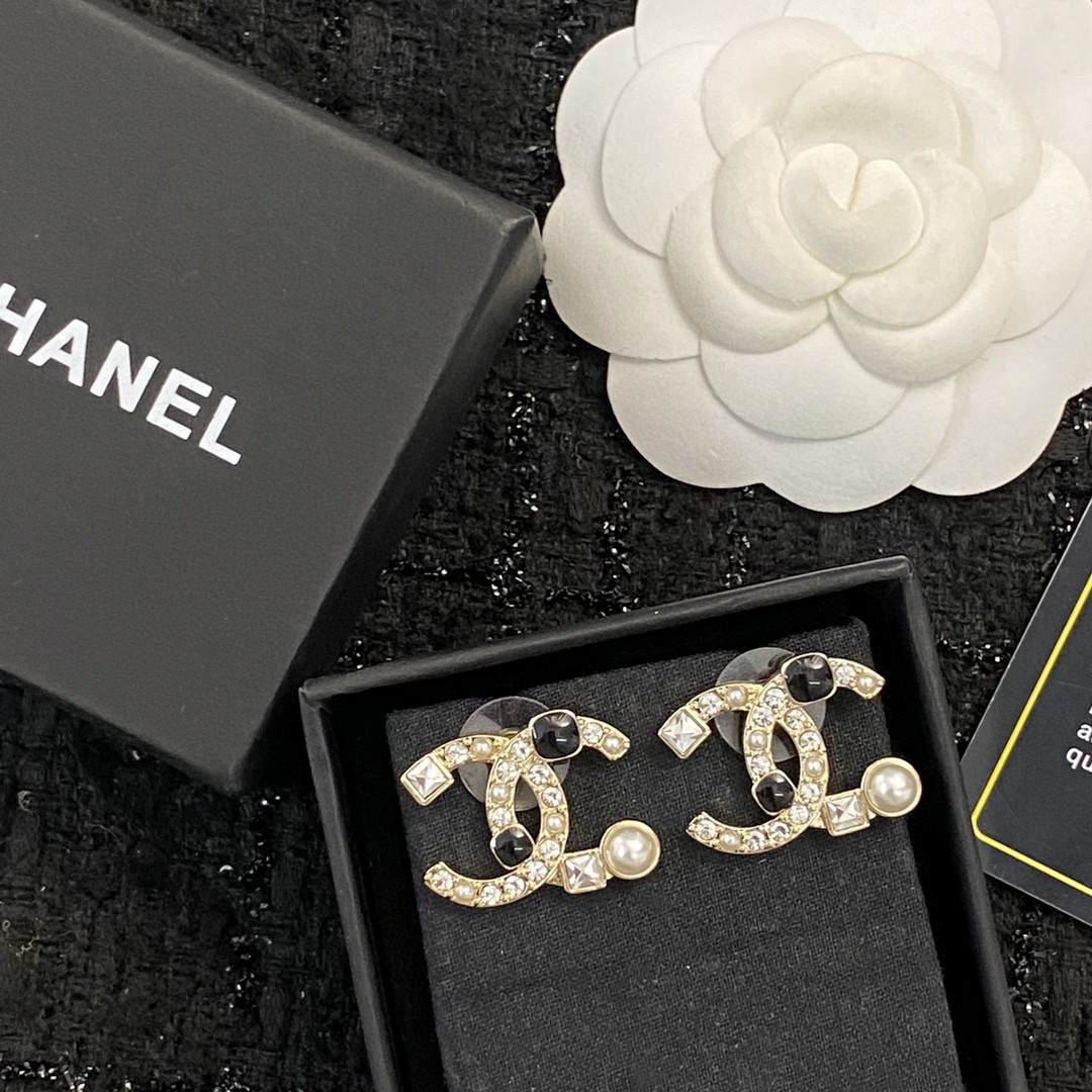 CHANEL🇫🇷Xiaoxiang Swarovski Pearl Diamond Alphabet Stud Earrings