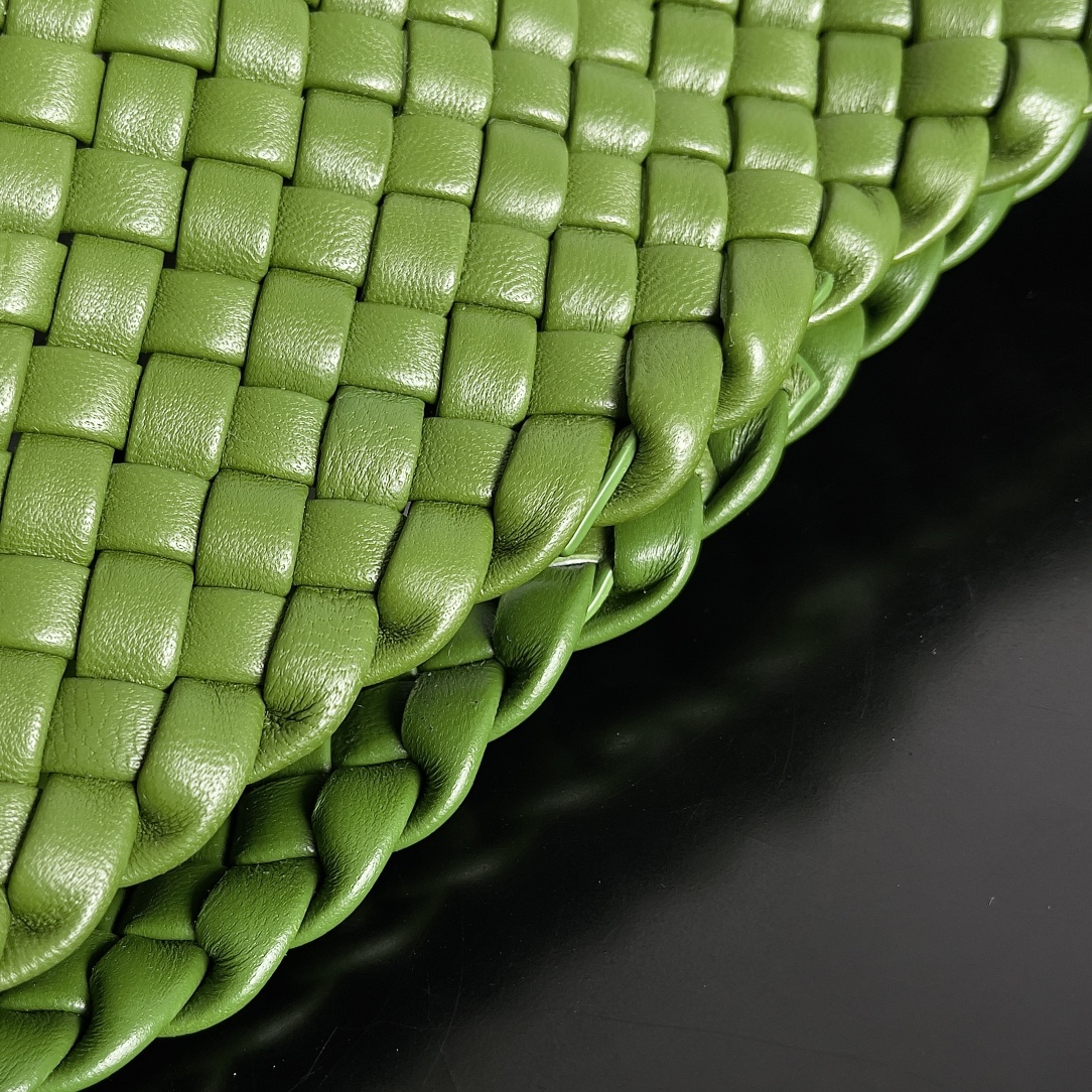 Bottega Veneta CLICKER Large Green Pepper Green #730969