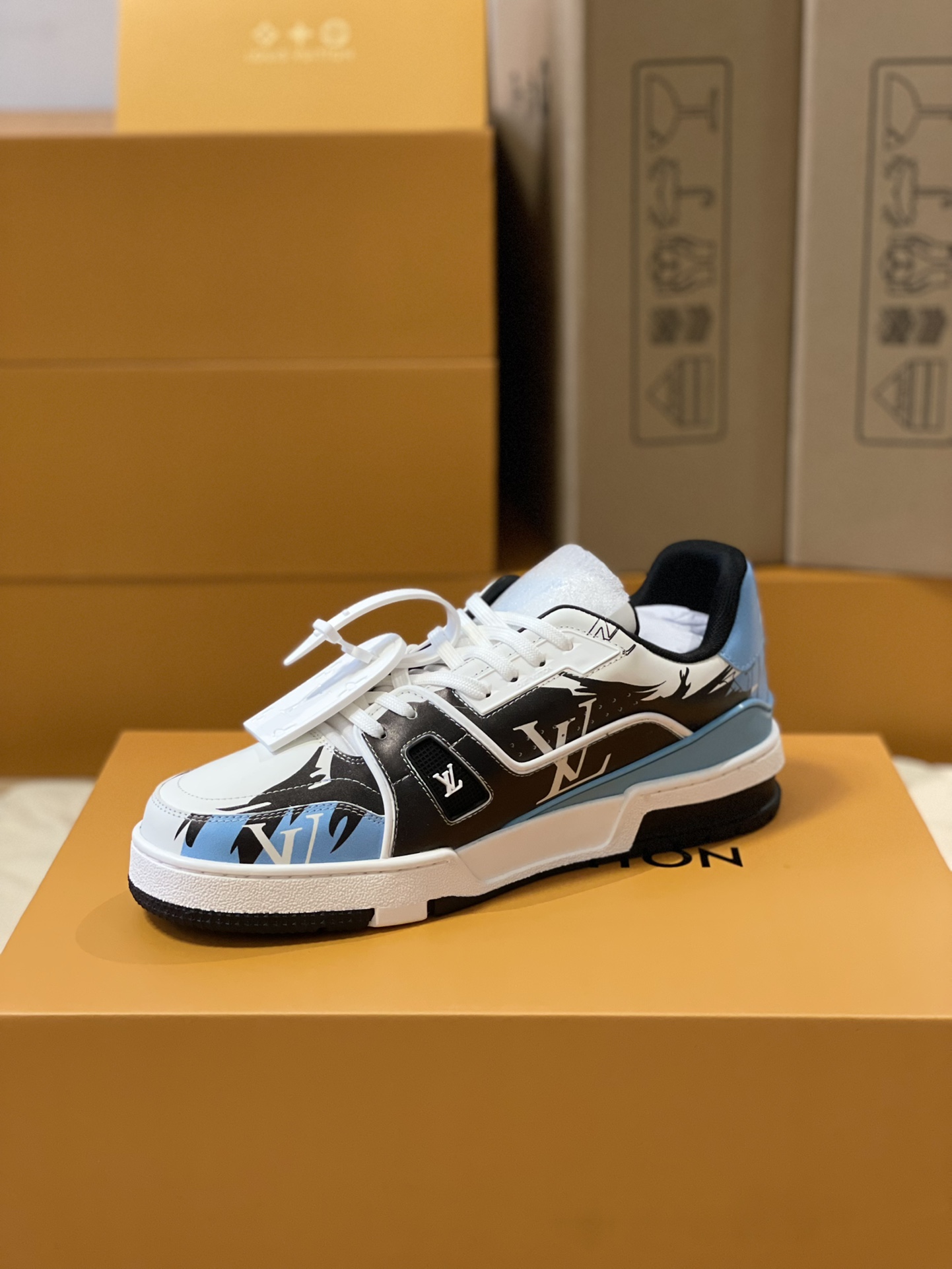 Louis Vuitton Trainer sneakers for couples, style number 1AA373
