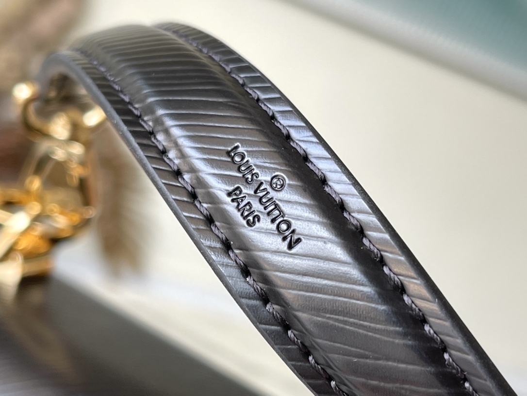 𝐋𝐎𝐔𝐈𝐒 𝐕𝐔𝐈𝐓𝐓𝐎𝐍 M22038 This Twist Medium Bag