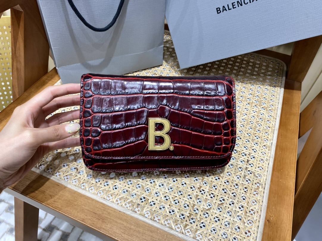 BALENCIAGA 𝘄𝗮𝗹𝗹𝗲𝘁 𝗼𝗻 𝗰𝗵𝗮𝗶𝗻 ▪️ crocodile print burgundy gold buckle