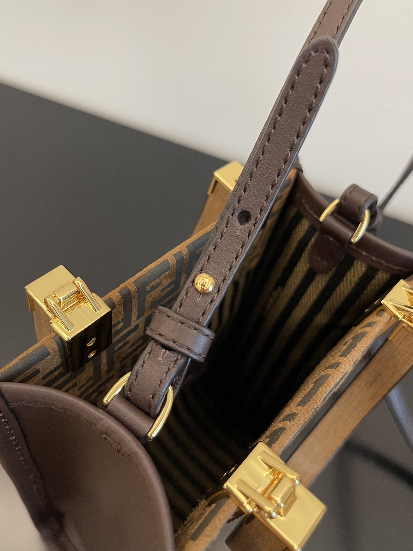 FENDI's latest suede fabric tortoiseshell portable crossbody cute