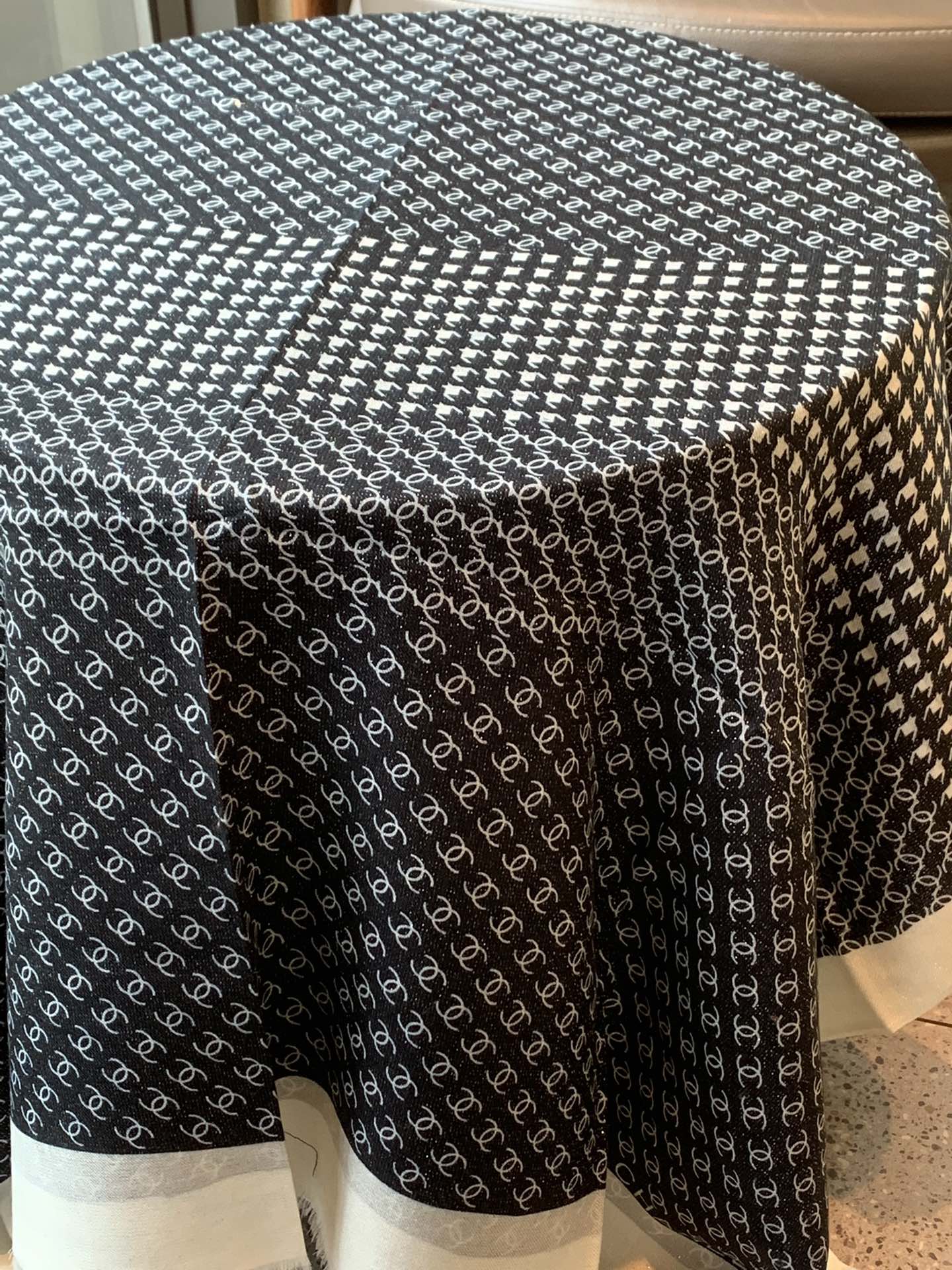 𝐂𝐡𝐚𝐧𝐞𝐥 【Houndstooth Double C Logo】Cashmere Printed Square Scarf