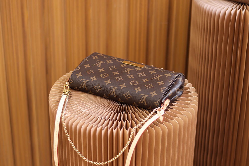 Louis Vuitton 𝐅𝐀𝐕𝐎𝐑𝐈𝐓𝐄 M40718