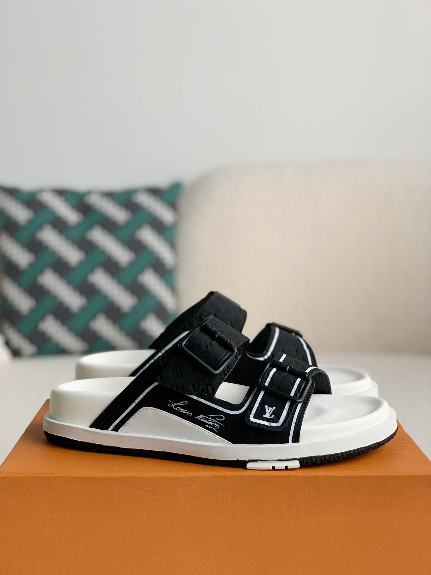 LOUIS VUITTON MAN SLIPPERS