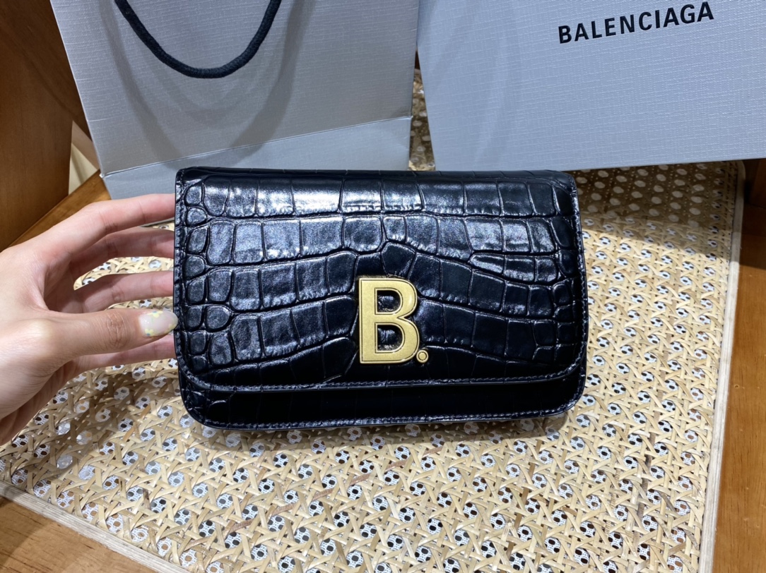 BALENCIAGA 𝘄𝗮𝗹𝗹𝗲𝘁 𝗼𝗻 𝗰𝗵𝗮𝗶𝗻 ▪️ crocodile print black gold buckle