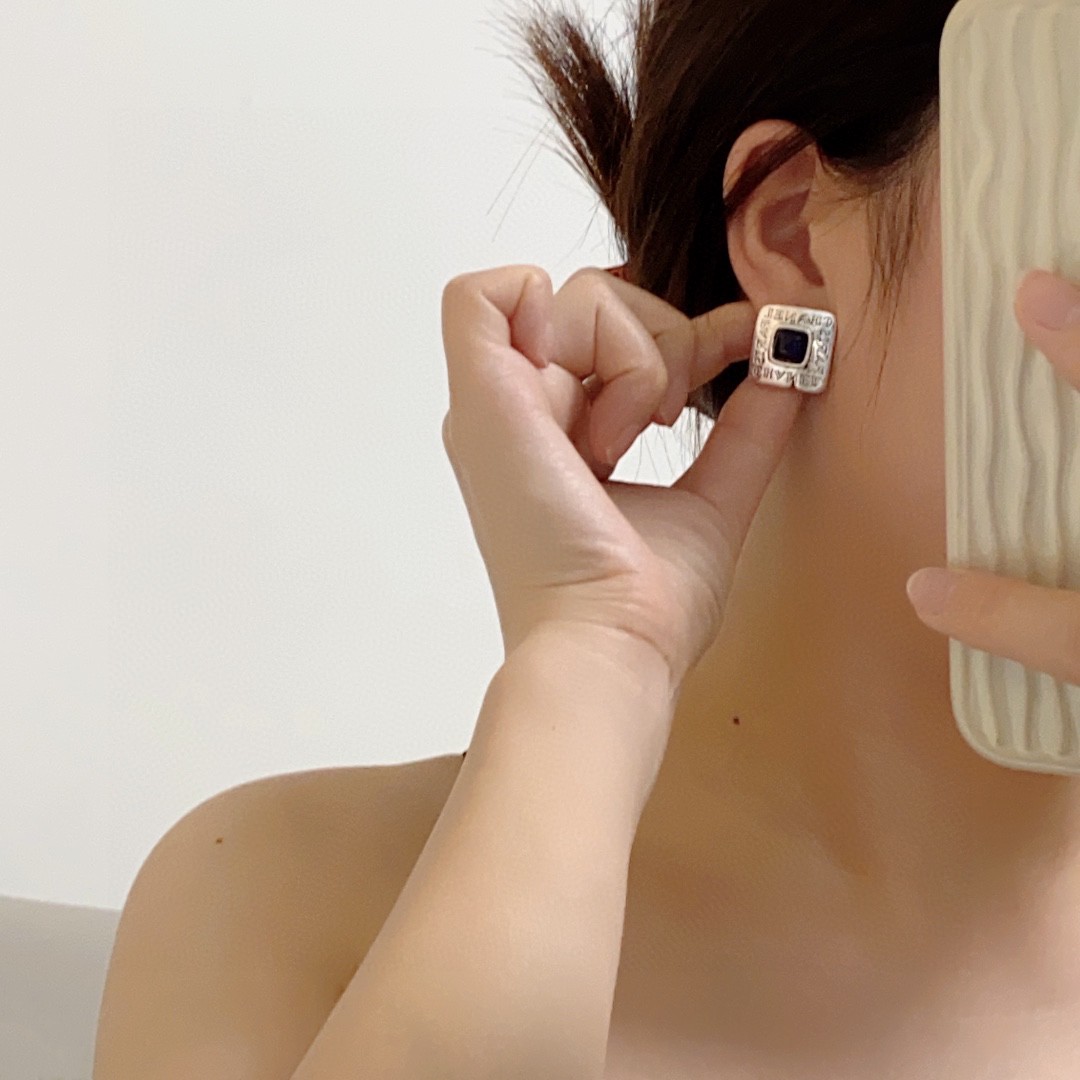 CHANEL🇫🇷Xiaoxiang Xiaoxiang double C letter Kangpeng series retro old middle-aged earrings