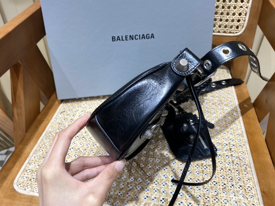 BALENCIAGA 𝐋𝐞 𝐂𝐚𝐠𝐨𝐥𝐞 Moon Bag