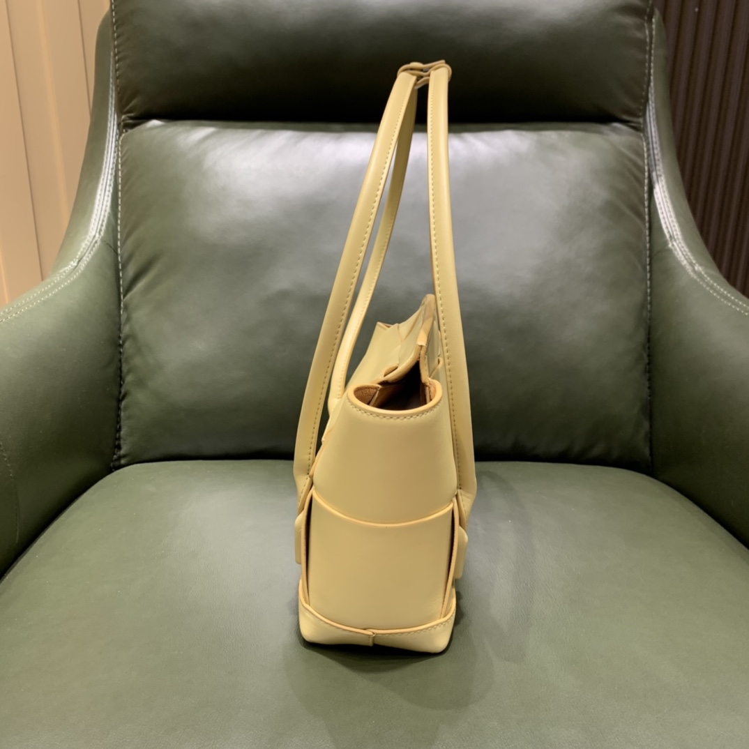 Bottega Veneta  𝙏𝙝𝙚 𝘼𝙧𝙘𝙤 𝟯𝟯 #575943