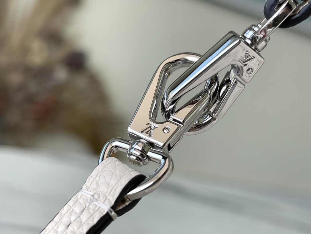 𝐋𝐎𝐔𝐈𝐒 𝐕𝐔𝐈𝐓𝐓𝐎𝐍    M21909