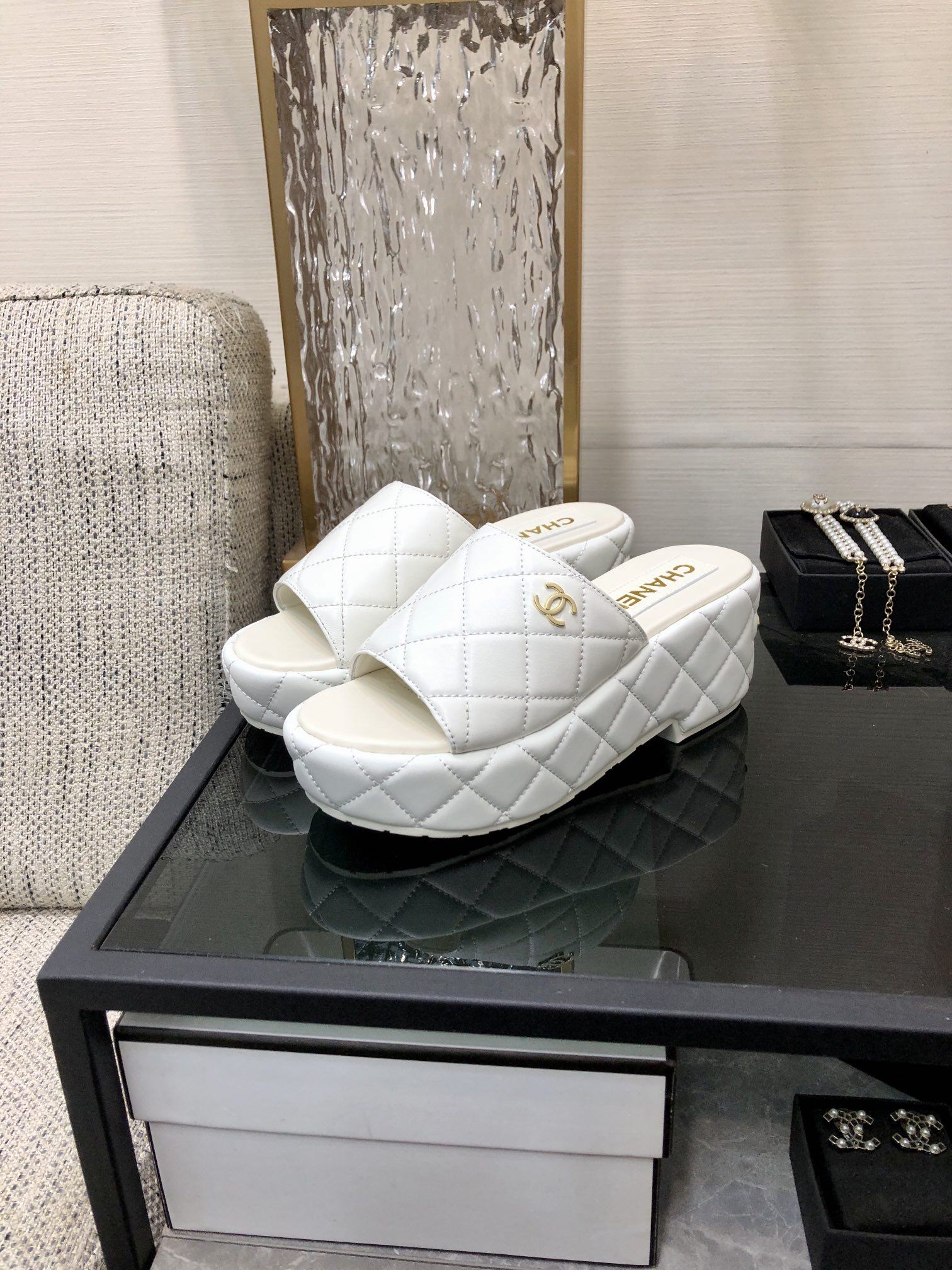 CHANEL 2022 early spring latest slope heel slippers fashionable and versatile series wear-resistant rubber outsole