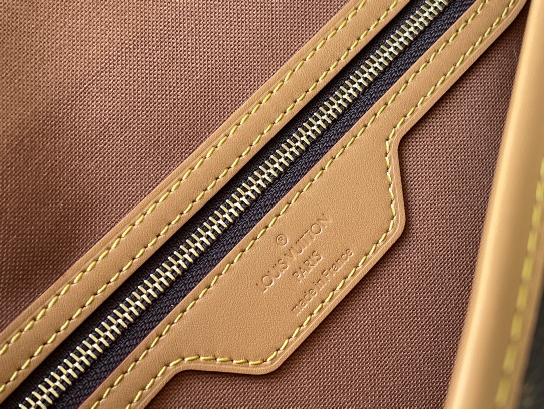 𝐋𝐎𝐔𝐈𝐒 𝐕𝐔𝐈𝐓𝐓𝐎𝐍    M42248