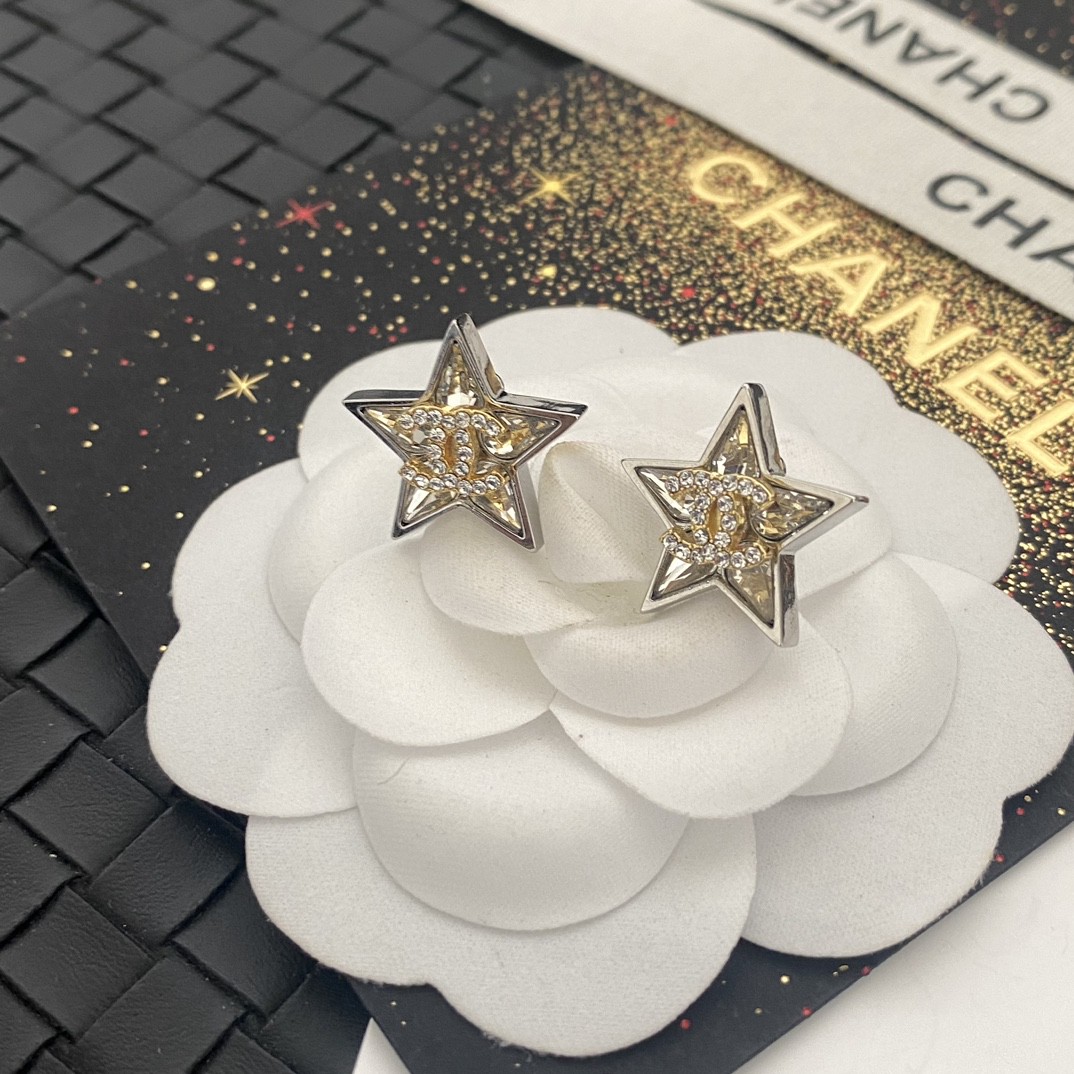 CHANEL🇫🇷Xiaoxiang Swarovski crystal diamond two-color five-pointed star letter earrings