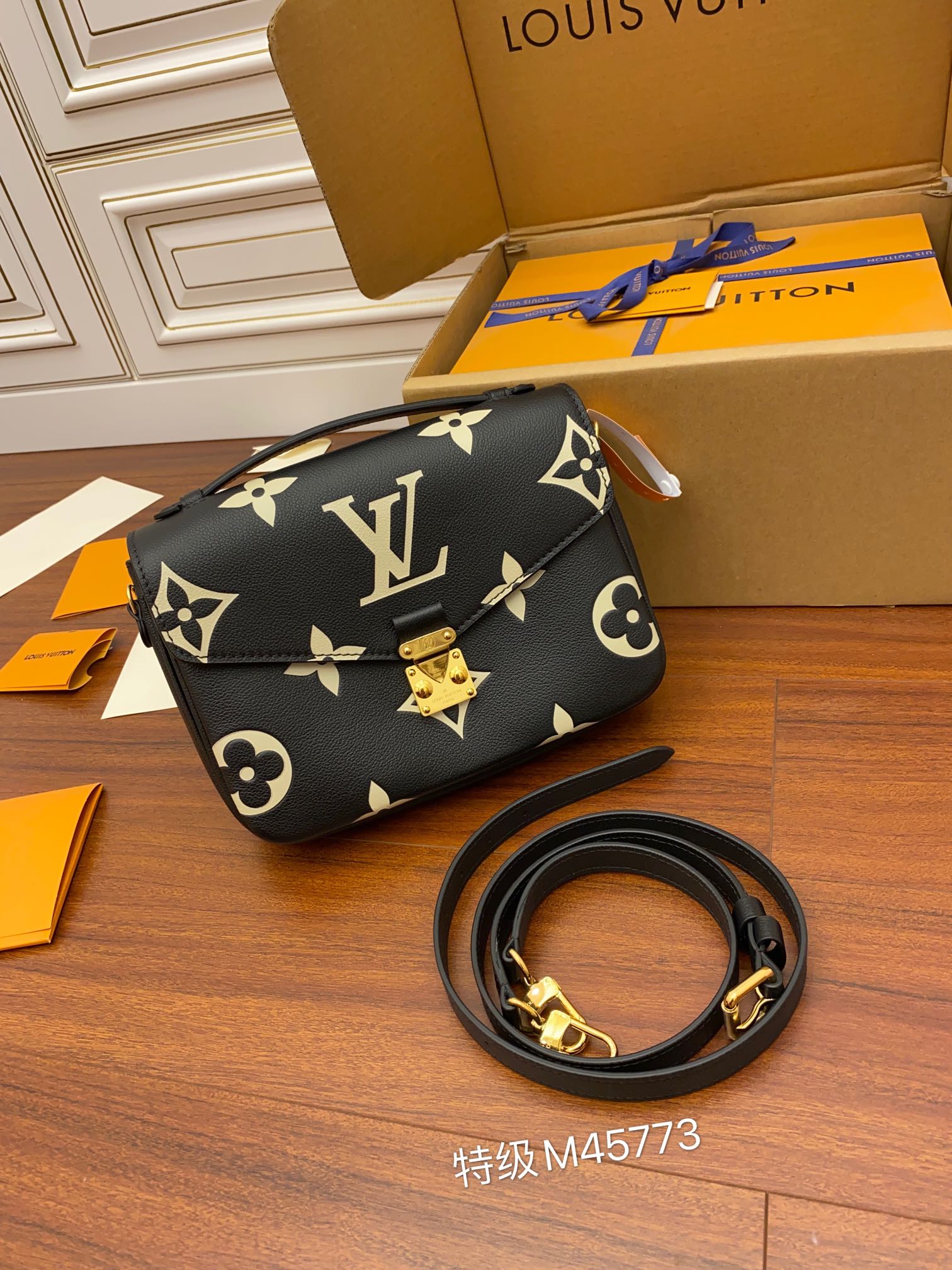 Louis Vuitton M45773