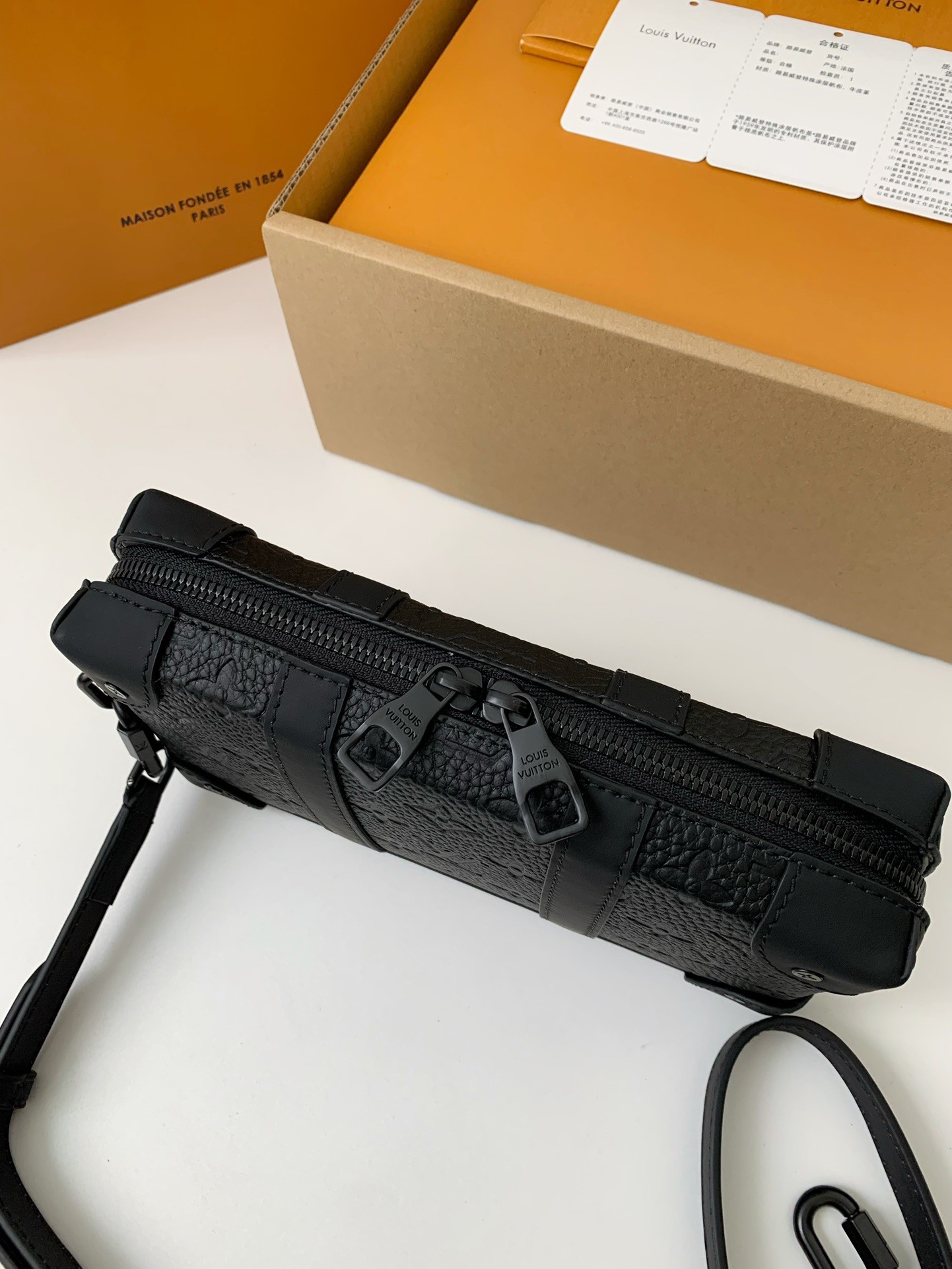 Louis Vuitton's new Sac Plat Horizontal Zippé men's black flower briefcase M80224 Size: 22.5*14*5cm