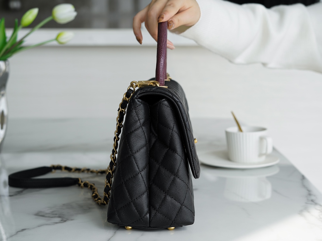 CHANEL 𝐂𝐨𝐂𝐨 𝐇𝐚𝐧𝐝𝐥𝐞 Lizard skin handle Medium Black