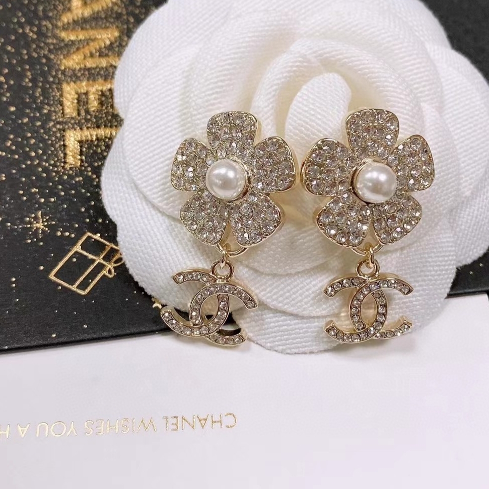 CHANEL🇫🇷Xiaoxiang Camellia Pearl Alphabet Earrings