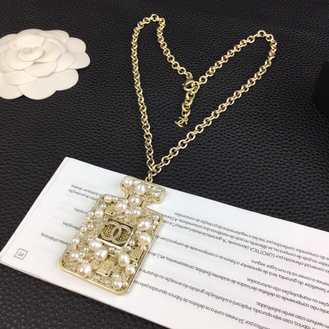 CHANEL🇫🇷Xiaoxiang Hollow Perfume Bottle Necklace