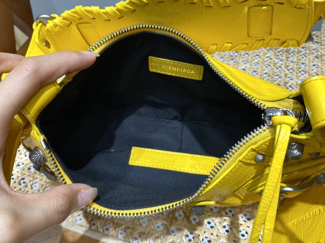 BALENCIAGA 𝐋𝐞 𝐂𝐚𝐠𝐨𝐥𝐞 Moon Bag